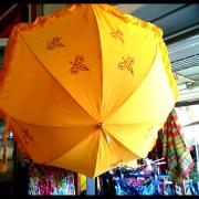 ombrelles jaunes